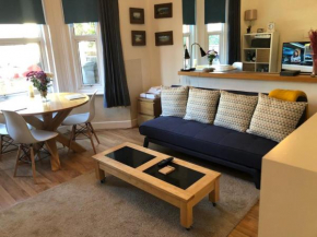 Garden Flat, BBQ, Parking, Dogs welcome.